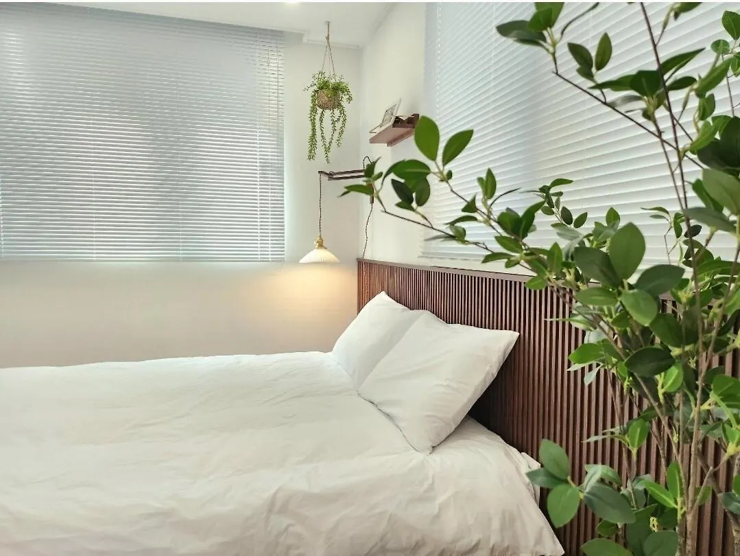 #1St Floor# Hongik University Station 5 Minutes#Bathroom 2#Starbucks, Convenience Store 1 Minute Сеул