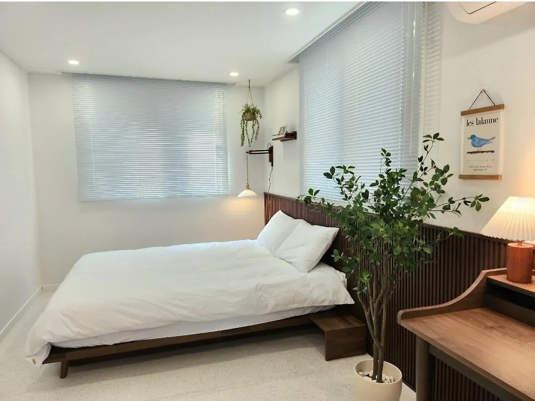 #1St Floor# Hongik University Station 5 Minutes#Bathroom 2#Starbucks, Convenience Store 1 Minute Seul